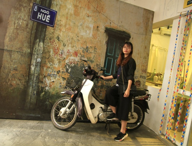 Cùng sinh viên Hà Nội "quay ngược thời gian" trở về những năm 90 - 3
Dáng chụp ảnh “huyền thoại” được tái hiện chân thực tại “góc cosplay xuyên không”