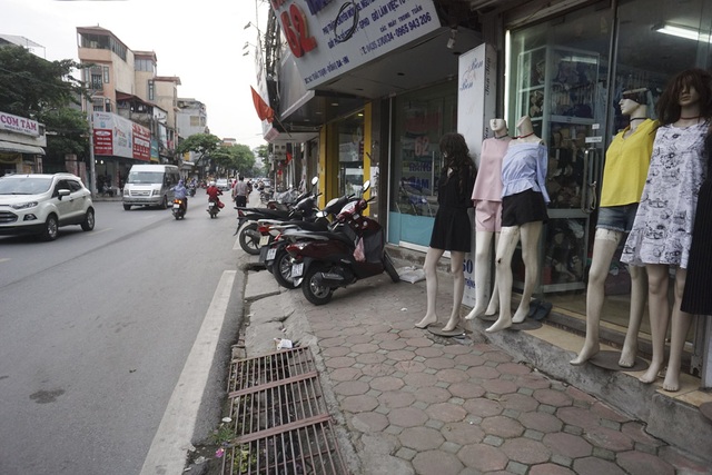 Vỉa hè quá hẹp ở phố Thái Thịnh (quận Đống Đa) khi có xe đỗ, người đi bộ buộc phải xuống lòng đường.