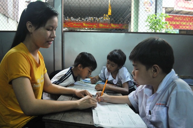 Người cựu chiến binh xây dựng lớp học tình thương giữa xóm nghèo - 4 Bạn Chúc Ly cho biết, bản thân và những người bạn đang tham gia dạy học tại lớp học tình thương không sao rời bỏ các em được, bởi hoàn cảnh các em đều khó khăn, thiếu thốn tình thương, sự chăm sóc, dạy bảo...