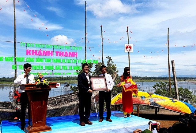 Đưa hai sản phẩm du lịch mới phục vụ du khách dịp Festival Di sản - 4 Tổ chức kỷ lục Việt Nam xác lập kỷ lục về bộ tranh thuyền thúng đầu tiên và nhiều nhất Việt Nam
