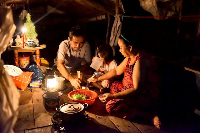 20 năm sống trên ghe, soi đèn dầu giữa Sài Gòn - 8 Chiếc thuyền bé xíu là nơi sinh hoạt, ăn uống của 3 thành viên.