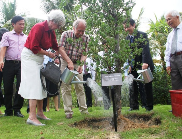 Nhiều nhà khoa học luận bàn cùng giáo sư Nobel Vật lý về “Khám phá vũ trụ tối” - 4 GS. Gerardt Hooft cùng phu nhân trồng cây lưu niệm tại vườn cây Nobel