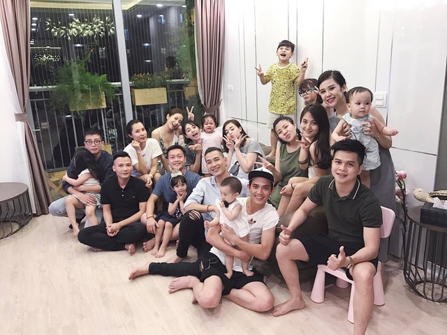 6 "bà mẹ bỉm sữa" gây xôn xao mạng xã hội vì xinh đẹp và "chịu chơi" - 4 Những buổi tụ họp này là nơi gắn kết tình cảm của các gia đình