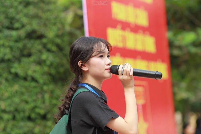 Đảng viên trẻ Trường Phan Bội Châu với ước mơ làm Đại biểu Quốc hội - 3
Trang tham gia các hoạt động xã hội, trường và lớp năng nổ, nhiệt tình, nhiệt huyết và để lại ấn tượng.