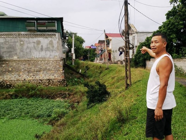 Nhà máy chế biến nhựa “trên trời rơi xuống”, “hành dân” 24/24 giờ! - 1 Nhà máy chế biến nhựa của Công ty Hằng An đặt trên đất của cơ sở Trọng Hậu nằm sát khu dân cư, chưa được cấp phép nhưng vẫn ngang nhiên hoạt động 2 tháng qua.