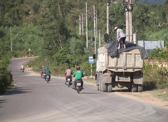Bình Định: Dấu hiệu khai thác đất trái phép, đoàn xe ben rầm rập "hành" dân! - 3 Xe tải chở đất cơi nới thùng, có ngọn chạy tung hoành trên đường nhưng lực lượng chức năng chẳng thấy đâu?