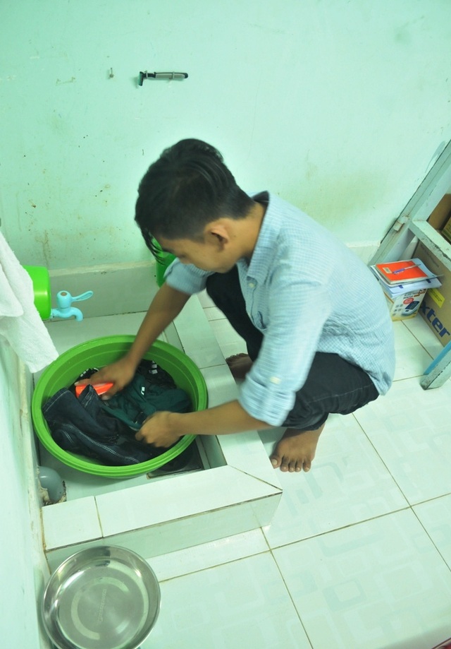 Thương cậu sinh viên mồ côi cha mẹ, khốn đốn vì bệnh suy thận mãn - 5 Côi cút một mình, từ chuyện chuyền dịch đến giặt giũ quần áo... Na phải cố gắng làm lấy