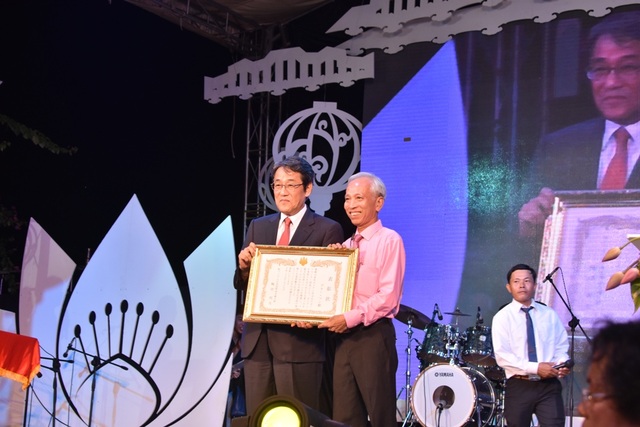 Ấn tượng đêm khai mạc giao lưu văn hóa Hội An - Nhật Bản - 4 Đại sứ Nhật Bản tại Việt Nam tặng bằng khen cho Trung tâm Văn hóa Hội An vì những nỗ lực trong tổ chức đêm giao lưu