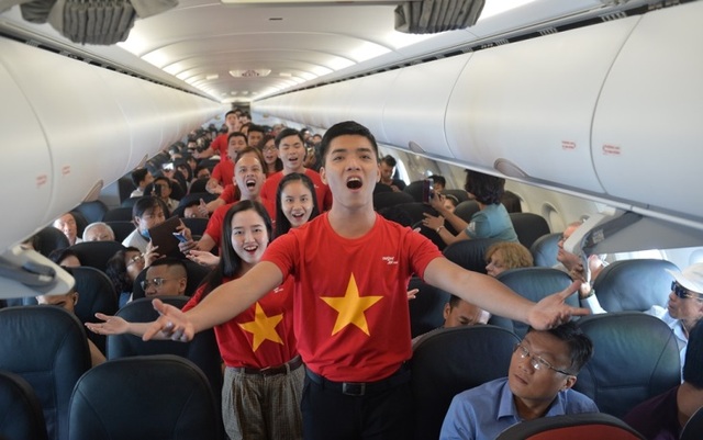 Gần 200 hành khách Vietjet cùng hát "Nối vòng tay lớn" mừng quốc khánh 2/9 - 4 Gần 200 hành khách Vietjet cùng hát "Nối vòng tay lớn" mừng quốc khánh 2/9 - 4