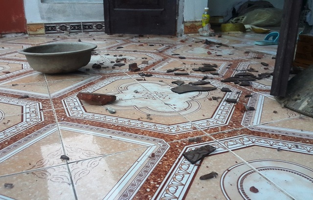 Công an thông tin vụ một gia đình bị hành hung, đập phá tài sản - 4 Cửa kính trong nhà ông Tiếu bị ném vỡ vụn.