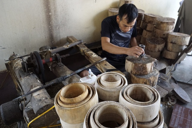 Ngôi làng "thủ phủ" trống, mặt nạ Trung thu hối hả vào mùa - 4
Tang trống được làm quanh năm, đến khi vào vụ mới mua da trâu về đóng trống. Trong ảnh, anh Hơn đang thực hiện công đoạn tiện gỗ để làm tang trống.