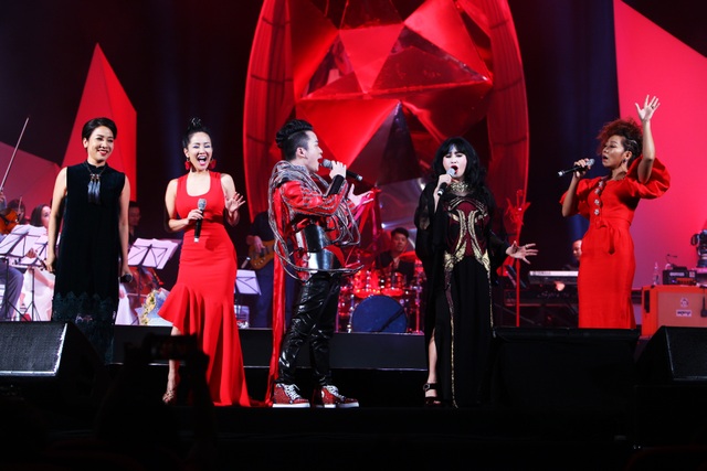 Diva Hồng Nhung nằm ngửa hát, Tùng Dương bật khóc trên sân khấu - 4 Tùng Dương và bộ tứ Diva hát bài Con cò khép lại liveshow Trời và Đất.