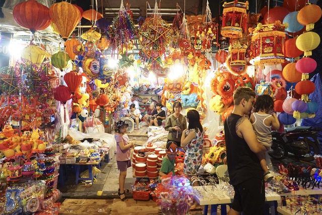 Chợ Trung thu phố cổ Hà Nội rực rỡ sắc màu - 4
Các cửa hàng đều trang hoàng đèn điện, rực rỡ màu sắc để thu hút khách.