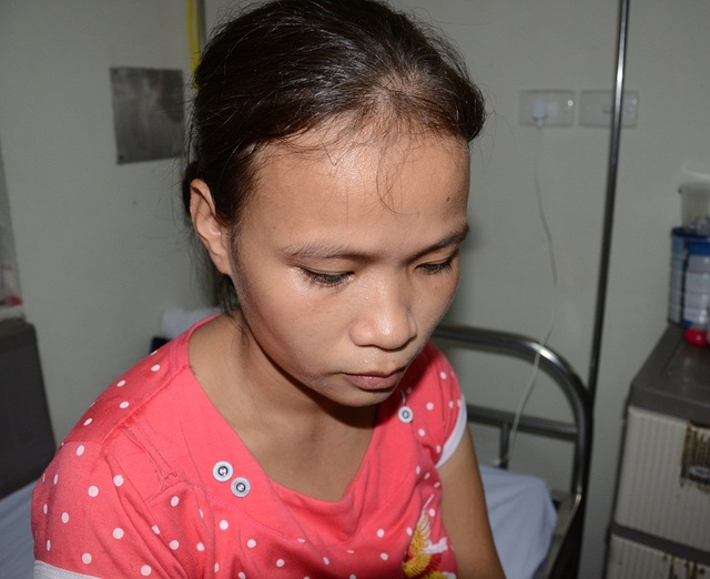 Tiếng khóc xé lòng của bé 11 tháng tuổi mắc ung thư máu cấp lai tủy - 6
Để chăm con trên viện, người phụ nữ thuần nông này phải bỏ bê cả công việc đồng áng..
