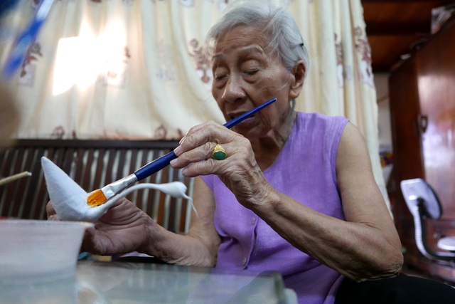 Người làm thiên nga bông cuối cùng ở phố cổ Hà Nội - 7
Theo bà Tâm, thời thịnh nhất của đồ chơi thiên nga bông đã lui xa hàng thập kỷ. Hồi đó, hàng gia đình bà làm ra không kịp bán. Cứ làm được giỏ thiên nga nào là có người ở dưới phố Hàng Lược, Hàng Mã chạy lên lấy, bà Tâm kể.