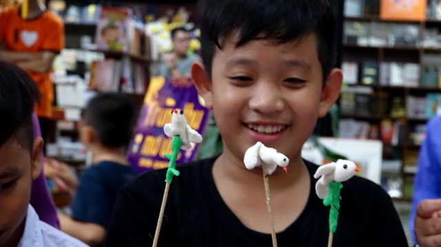 “Con hạnh phúc khi đến đây, vì con được quan tâm” - 4 Vui chơi với nụ cười hồn nhiên trên môi