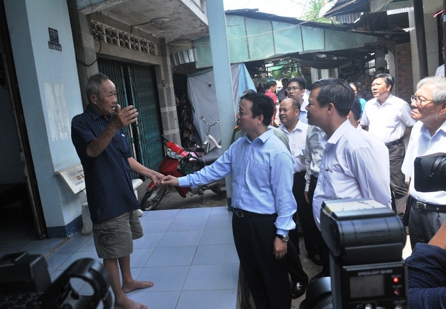 Bộ trưởng TN-MT trực tiếp thị sát, đồng ý cho Lee & Man hoạt động chính thức - 3
Bộ trưởng Trần Hồng Hà trực tiếp đi lắng nghe ý kiến của người dân về vấn đề môi trường xung quanh nhà máy giấy Lee & Man
