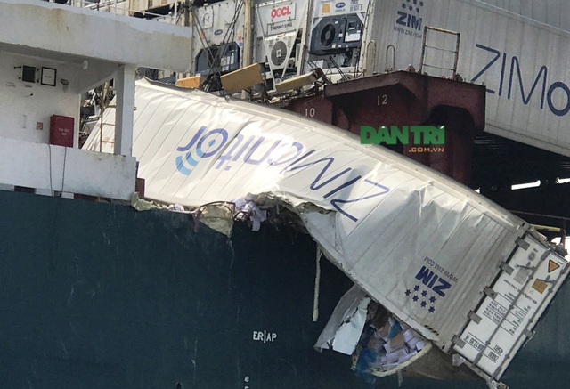 Hai tàu container tông nhau trên sông, người dân lao ra "hôi của" - 3 Hiện trường tàu container TRF KAYA Monrovia IMO 9330549 bị tàu hàng khác đâm trên sông Đồng Nai.