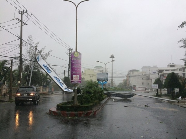 Đường phố ngổn ngang, nhà mất mái khi bão số 12 đổ bộ - 10 Đường phố ngổn ngang, nhà mất mái khi bão số 12 đổ bộ - 10