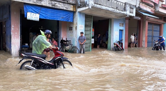 Bão vừa qua, người dân lại gồng mình chống chọi với lũ - 5 Tuyến quốc lộ 19 từ ngã 3 Ông Thọ đi huyện Tuy Phước nhiều đoạn ngập sâu, xe máy không thể di chuyển.