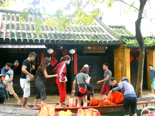Tấp nập du khách trải nghiệm lũ lụt ở Hội An - 4 Tấp nập du khách trải nghiệm lũ lụt ở Hội An - 4