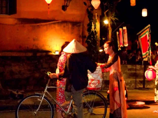 Tái hiện “Trang phục Hội An-Ký ức thời gian” - 4 Đến đây người dân và du khách như được hòa mình, hồi tưởng về một miền ký ức xa xưa của cảng thị Hội An với những nét bình dị, mộc mạc trong đời sống…