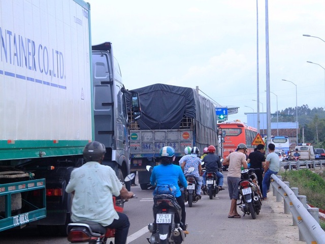 Tài xế “chơi chiêu” dùng tiền lẻ mua vé, trạm thu phí “tê liệt” - 1 Giao thông trên QL1A đoạn qua Trạm thu phí BOT Nam Bình Định bị ùn ứ do tài xế dùng tiền lẻ mua vé qua trạm
