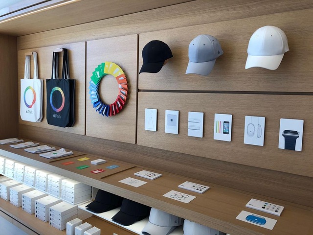 Trụ sở Apple Park chính thức mở cửa cho khách tới tham quan - 7 Hoặc mua các món đồ lưu niệm của riêng Apple. Tuy nhiên giá của chúng không hề rẻ chút nào.