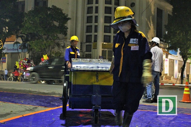 Gần 200 công nhân trắng đêm nạo vét hồ Hoàn Kiếm - 12
Xe bùn chạy trên bạt để tránh rơi bùn xuống đường.