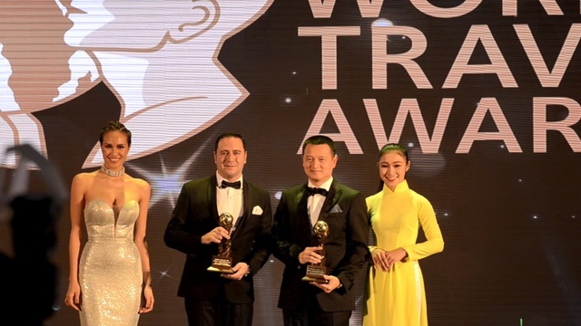 Việt Nam được xướng tên ở nhiều hạng mục danh giá nhất World Travel Awards 2017 - 5
Ông Đặng Minh Trường - Phó Chủ tịch HĐQT, Tổng giám đốc Sun Group nhận giải Worlds leading Luxury Resort và Worlds Leading Fine Dining Hotel Restaurant (La Maison 188)