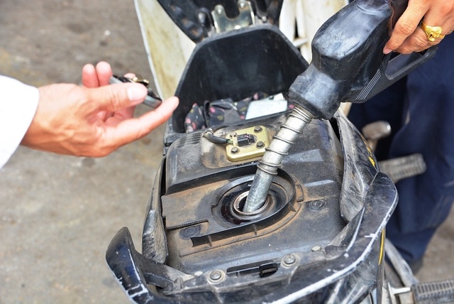 Bán đại trà xăng E5: Nửa năm mới bán hết 1 bồn - 5 Trái ngược với sự tẻ nhạt ở ngoại thành, một số quận trung tâm TPHCM lượng xăng sinh học E5 được người tiêu dùng hưởng ứng nhiều hơn.