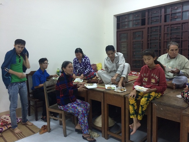 Cận cảnh cuộc sống của người dân tại nơi tạm trú tránh bão - 4 Người dân phường Rạch Sỏi, Tp Rạch Giá đang trú bão tại trường Cao đẳng sư phạm Kiên Giang