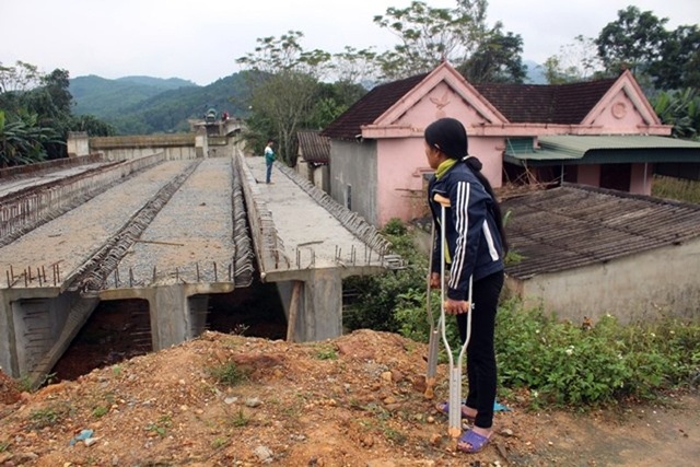 Vụ nhóm thanh niên bịt mặt "dẹp" người dân: Chỉ đạo công an điều tra khẩn - 3 Cầu Hải Thượng Lãn Ông, xã Sơn Quang, huyện Hương Sơn (Hà Tĩnh)- nơi xảy ra vụ việc.