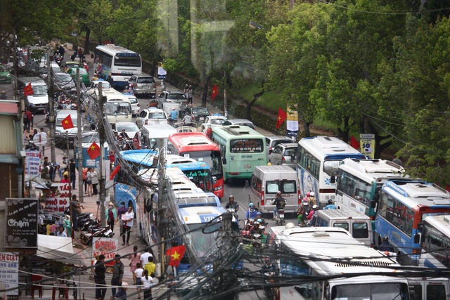 Đà Lạt quá tải các dịch vụ trong dịp lễ 30/4 - 3 Một số tuyến đường trung tâm Đà Lạt và lối các khu du lịch thường xảy ra ách tắc cục bộ