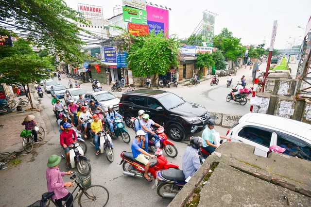 Toàn cảnh dự án cầu vượt An Dương - đường Thanh Niên sắp khởi công - 4 Vào giờ tan tầm, nút giao An Dương - Thanh Niên có mật độ giao thông rất lớn; các luồng lưu thông từ Yên Phụ, An Dương, Thanh Niên, Nghi Tàm luân chuyển qua đây thường xuyên gây ra ùn ứ giao thông.