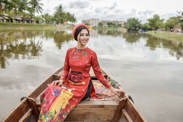 Diệu Ngọc duyên dáng giữa đất trời Hội An - 9 Bộ trang phục được tạo điểm nhấn bằng họa tiết to bản nằm ở phần chân tà áo.