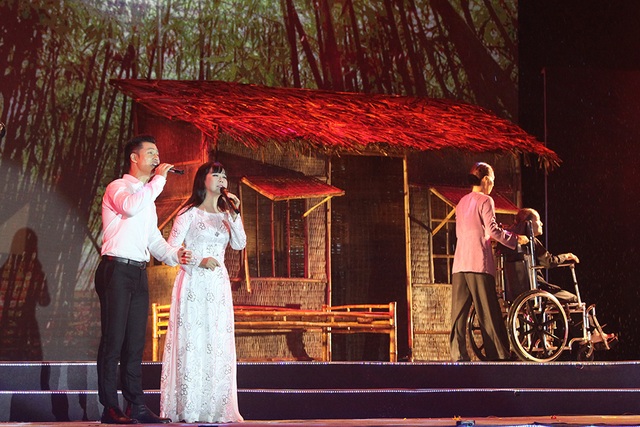 Nhiều cảm xúc khi nghệ sĩ hát về "Một thời hoa đỏ" dưới cơn mưa lớn - 4 Ca sĩ Đức Tuấn song ca với Ánh Tuyết ca khúc Người mẹ của tôi và Đất Nước, tiết mục này cũng khép lại chương 1 chủ đề Những năm tháng hào hùng của chương trình.