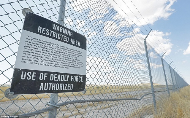 Bên trong căn cứ tối mật của quân đội Mỹ trên sa mạc Utah - 1
Căn cứ Dugway Proving Ground rộng khoảng 325.000 ha, nằm dưới lòng sa mạc ở bang Utah. Căn cứ này có nhiệm vụ nghiên cứu và phát triển các biện pháp nhằm giúp nước Mỹ phòng thủ trước mọi cuộc tấn công bằng vũ khí hóa học và sinh học. Trong ảnh: Biển cảnh báo nguy hiểm chết người gắn trên hàng rào của căn cứ.