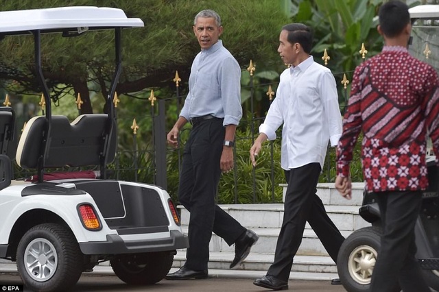 Tổng thống Indonesia lái xe điện chở ông Obama - 1
Ngày 29/6, cựu Tổng thống Obama đã nhận lời mời của ông Widodo đến thăm lâu đài rộng 81ha mà gia đình Tổng thống Indonesia đang sống cùng gia đình. (Ảnh: EPA)