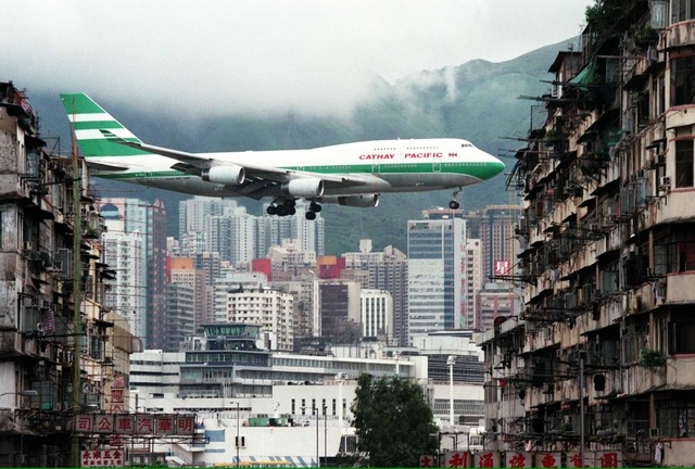 Những sân bay lạ lùng nhất thế giới - 4
Sân bay Kai Tak, Hong Kong nổi tiếng với những trải nghiệm thót tim khi hạ cánh ở tầm rất thấp. Sân bay được xây dựng tại một vị trí rất bất tiện bao quanh là đồi cao và các khu dân cư, nên vào năm 1998, sân bay 73 tuổi này đã bị đóng cửa. (Ảnh: AFP)