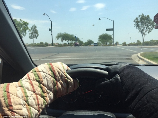
Một tài xế sáng tạo sử dụng găng tay nấu bếp để tránh ánh nắng mặt trời làm bỏng tay khi lái xe (Ảnh: Twitter)
