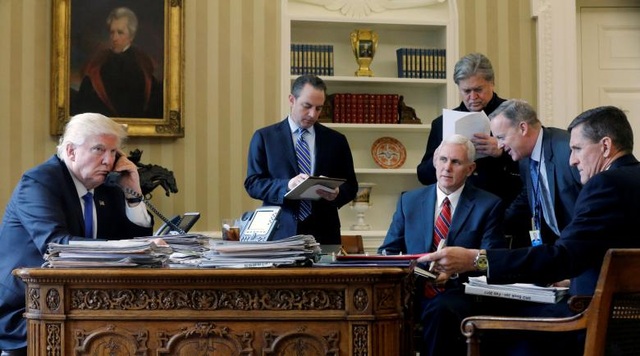 6 tháng đầu tiên đầy "sóng gió" của Tổng thống Trump tại Nhà Trắng - 4 Tổng thống Trump trong cuộc điện đàm với Tổng thống Nga Vladimir Putin tại Nhà Trắng ngày 28/1/2017. (Ảnh: Reuters)