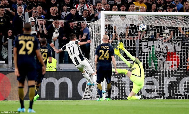 Những khoảnh khắc Juventus quật ngã Monaco để tiến vào chung kết Champions League - 16
Mandzukic mở tỷ số cho Juventus ở phút 33, nhấn chìm hy vọng của Monaco