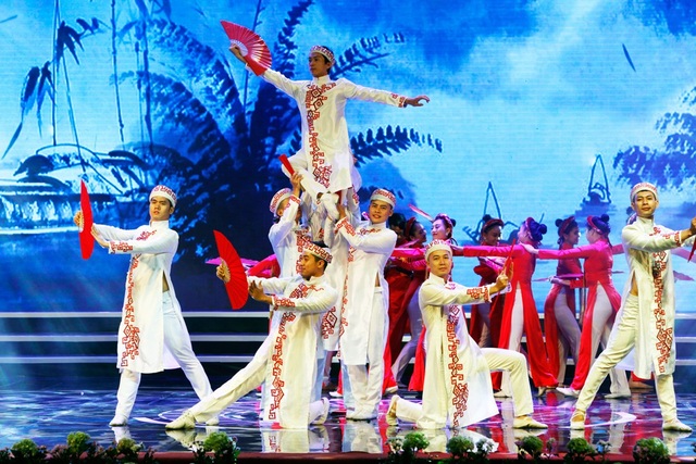 Thủ tướng Nguyễn Xuân Phúc trao giải Nhất Nhân tài Đất Việt 2017 - 8 Thủ tướng Nguyễn Xuân Phúc trao giải Nhất Nhân tài Đất Việt 2017 - 8