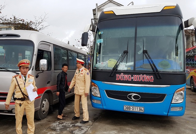 Xử phạt nhiều xe "nhồi" khách sau Tết - 2 Đội CSGT số 1, Phòng CSGT Công an tỉnh Thừa Thiên Huế kiểm tra, xử phạt xe khách nhồi nhét và buộc phải sang khách qua xe khác để chở số người đúng quy định