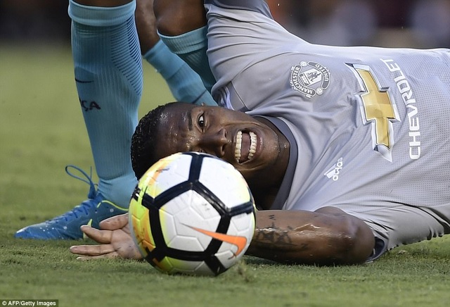 Những khoảnh khắc đáng nhớ trong ngày Barcelona đánh bại MU - 9
Hậu vệ người Ecuador bị coi là tội đồ khiến MU thua trận