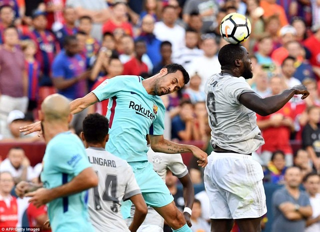 Những khoảnh khắc đáng nhớ trong ngày Barcelona đánh bại MU - 4
Busquets và Lukaku trong tình huống tranh chấp trên không