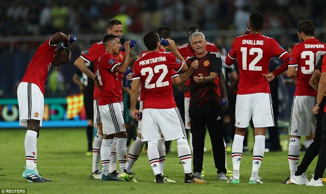 Những khoảnh khắc ấn tượng trong ngày Real Madrid áp đảo toàn diện MU - 17
Mourinho tranh thủ nhắc nhờ học trò trong thời gian giải lao