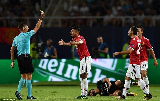Những khoảnh khắc ấn tượng trong ngày Real Madrid áp đảo toàn diện MU - 19
Lingard nhận thẻ vàng sau tình huống phạm lỗi với cầu thủ Real Madrid