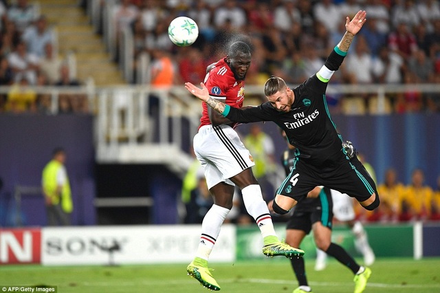 Những khoảnh khắc ấn tượng trong ngày Real Madrid áp đảo toàn diện MU - 10
Lukaku và Ramos trong một tình huống không chiến